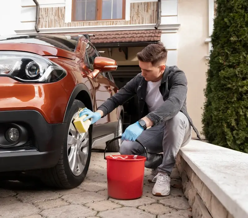 Lavage auto à domicile Saint-Antoine-de-Ficalba : professionnel intervenant sur un véhicule